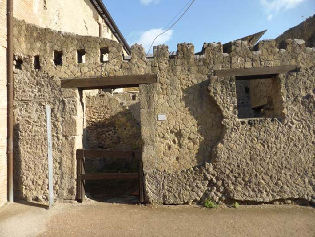 Ins. VI 25, Herculaneum, September 2015. Looking east to doorway. On the right is the kitchen window belonging to the room on the north side of the corridor from VI.26.